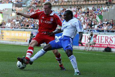 آرثر بوكا يمين الصورة