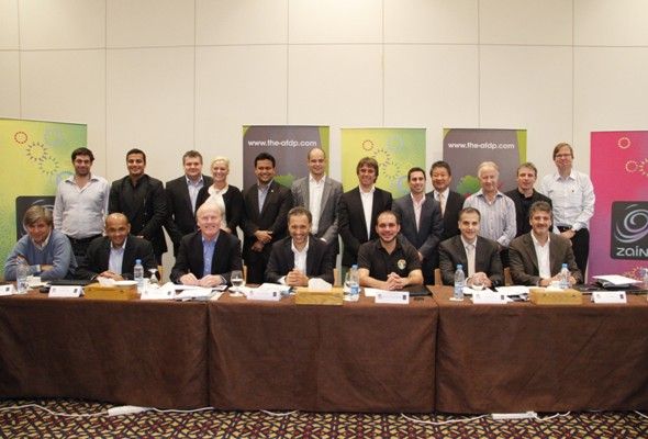 الأمير علي يتوسط الخبراء العالميين 
