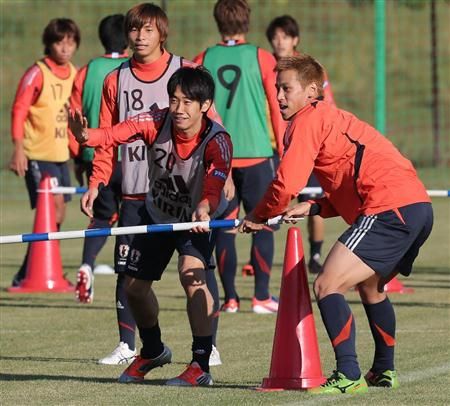 كيسوكي هوندا ( يمين ) بجانب شينجي كاجاوا في تدريب الأمس الأحد