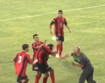 ماهر الشمري لحظة اعتداءه على اللاعب مساعد الفوزان