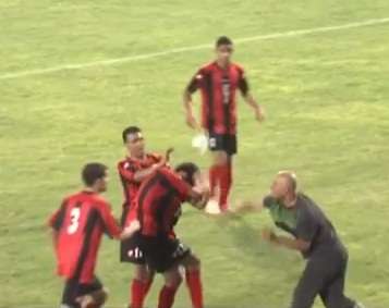 ماهر الشمري لحظة اعتداءه على اللاعب مساعد الفوزان