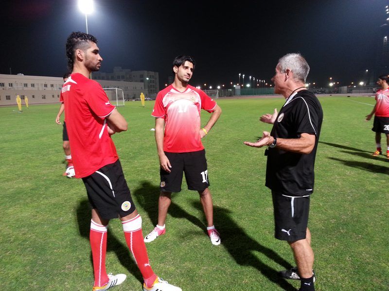 المدرب بيتر تايلور مع اللاعبين حسين بابا ومحمد السيد عدنان