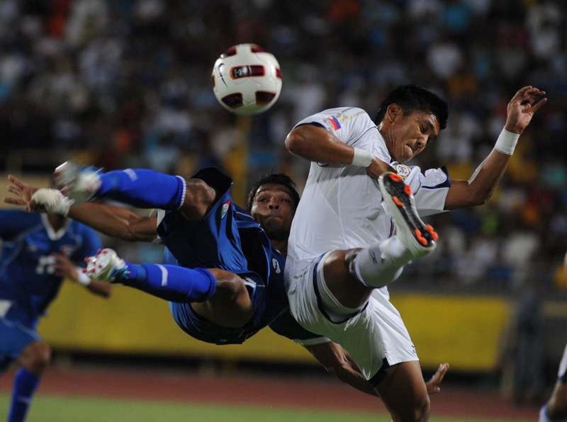 يوسف ناصر مهاجم الازرق يسدد الكرة طائرا بمضايقة لاعب الفلبين في مباراة سابقة