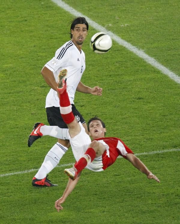 2012-09-11t191215z_1611645599_lr1e89b1hc31t_rtrmadp_3_soccer-world_reuters