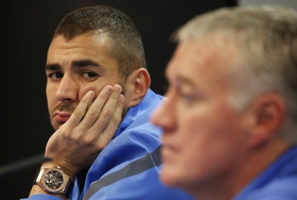 2012-10-15t153003z_136564310_gm1e8af1t8l01_rtrmadp_3_soccer-world-france_reuters
