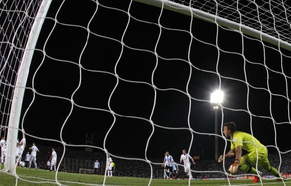 2012-10-13t024755z_782187624_gm1e8ad0tfm01_rtrmadp_3_soccer-world_reuters