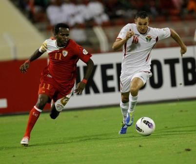 ثائر البواب "يمين" يقود هجمة اردنية على المرمى العُماني