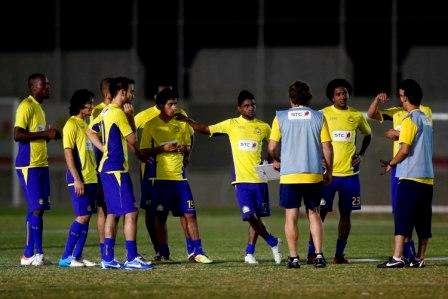 كارينيو يعطي تعليماته للاعبي النصر