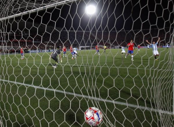 2012-10-17t012533z_480044902_gm1e8ah0q3801_rtrmadp_3_soccer-world_reuters