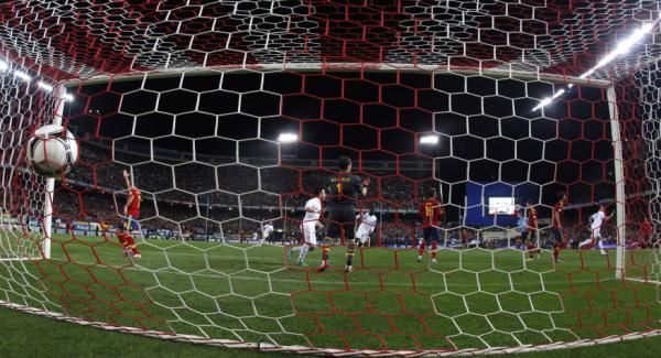 2012-10-16t213558z_1064930701_gm1e8ah0fie01_rtrmadp_3_soccer-world_reuters