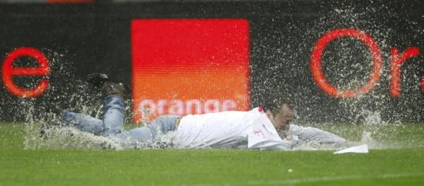 2012-10-16t195028z_1568020350_lr1e8ag1j3ucn_rtrmadp_3_soccer-world-poland_reuters