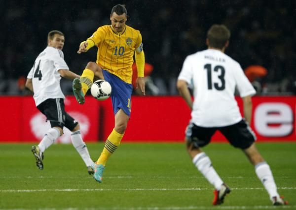 2012-10-16t200817z_1894900454_bm2e8ag1p4v01_rtrmadp_3_soccer-world_reuters