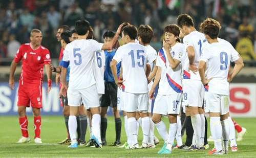 حسرة لاعبي كوريا الجنوبية بعد خسارتهم أمام إيران