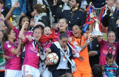 فريق ليون عند فوزهم بمسابقة دوري أبطال أوروبا للسيدات 2011/2012