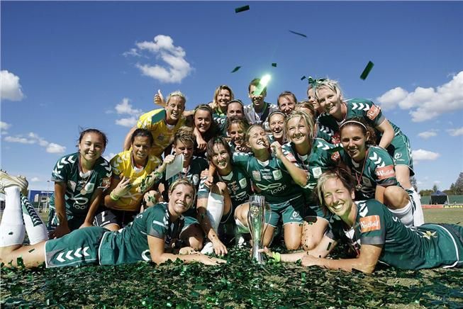 فريق كانبرا يونايتد الأسترالي عند فوزهم بالدوري الاسترالي للسيدات 2011/2012