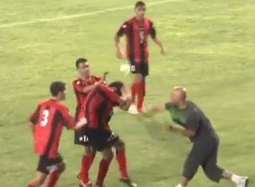 الشمري مدرب التضامن لحظة قذفه للاعب خيطان بعبوة مياة على رأسه 