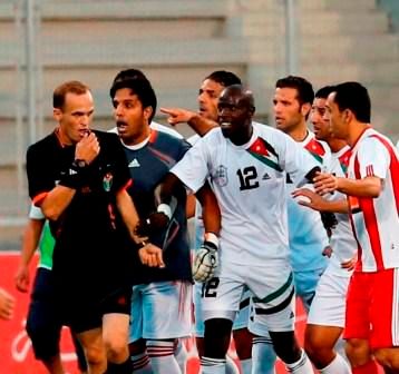 لاعبو المنشية يحتجون على حكم اللقاء