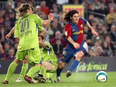 ميسي يشق طريقه لإحراز هدف تاريخي في مرمى خيتافي