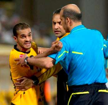 بدر المطوع يعترض على الحكم في لقطة ارشيفية