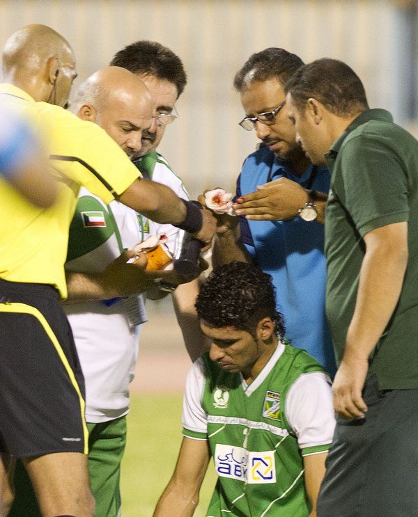 طبيب العربي يضع ضمادة على رأس عدنان بعد اصابته في الرأس