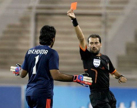 الحكم محمد عرفة يشهر البطاقة الحمراء لأبو خوصة 