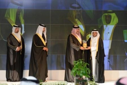 الأمين العام يتسلم درع تكريم لجنة الرياضة والبيئة الخليجية من الممثل الشخصي لملك البحرين