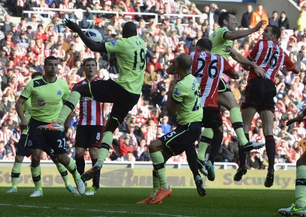 2012-10-21t145622z_575971963_gm1e8al1ro501_rtrmadp_3_soccer-england_reuters