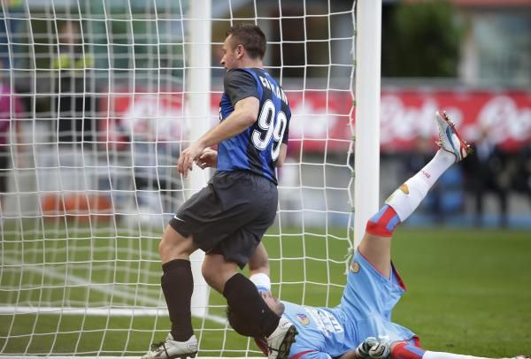 2012-10-21t135628z_465261870_gm1e8al1opd01_rtrmadp_3_soccer-italy_reuters