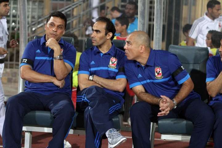 الجهاز الفني لفريق الأهلي في مباراة إياب قبل النهائي
