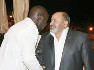 شديفات يصافح خالد سعد الذي طرد أمام شباب الأردن