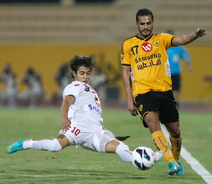 البرازيلي روجيريو يحاول تشتيت الكرة من امام بدر المطوع