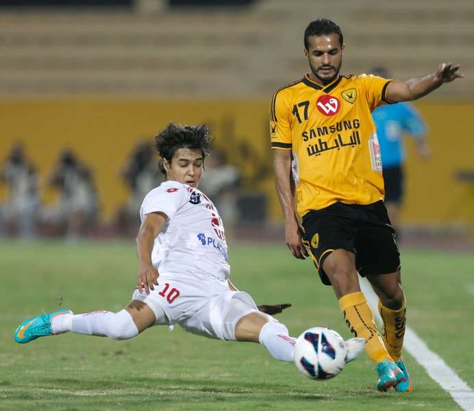 البرازيلي روجيريو يحاول تشتيت الكرة من امام بدر المطوع