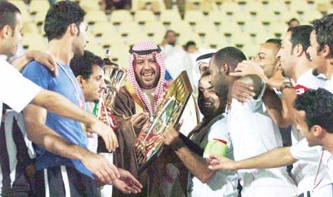 قائد الكويت يتسلم درع الدوري من الشيخ احمد الفهد 