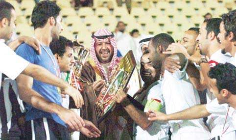 قائد الكويت يتسلم درع الدوري من الشيخ احمد الفهد 