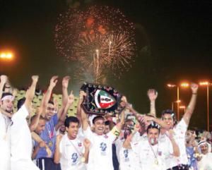  لاعبوا الكويت يرفعون درع الدوري 