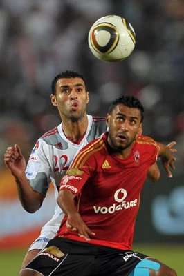 حسام عاشور (يمين)