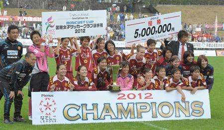 لاعبات فريق ليونيسا بعد فوزهم بلقب الدوري 