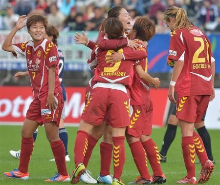 فرحة لاعبات فريق ليونيسا بعد فوزهم بلقب الدوري