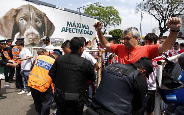 2012-10-29t025750z_1226376700_gm1e8at0ucz01_rtrmadp_3_soccer-latam_reuters