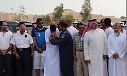 الشيخ عبد الرحمن بن مبارك (الثاني من اليمين) خلال جنازة المرحوم نور الدين