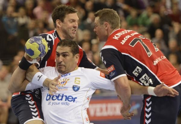 عصام تاج (وسط)