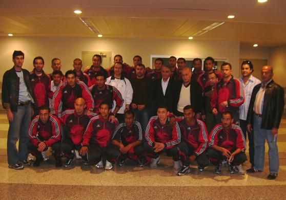 صورة جماعية للفريق فور وصول مطار بيروت