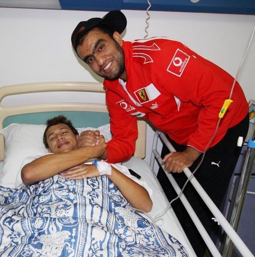 المساكني على السرير الأبيض بعد إجراء الجراحة .. دعائنا بالشفاء العاجل للنجم الكبير 