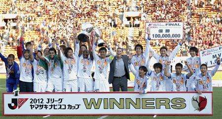 فرحة لاعبي فريق كاشيما انتلرز بكأس رابطة المحترفين