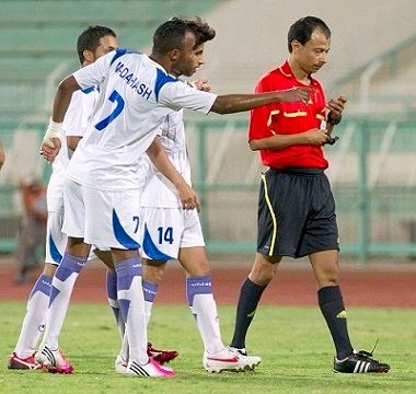 لاعبو الجهراء يعترضون على حكم اللقاء