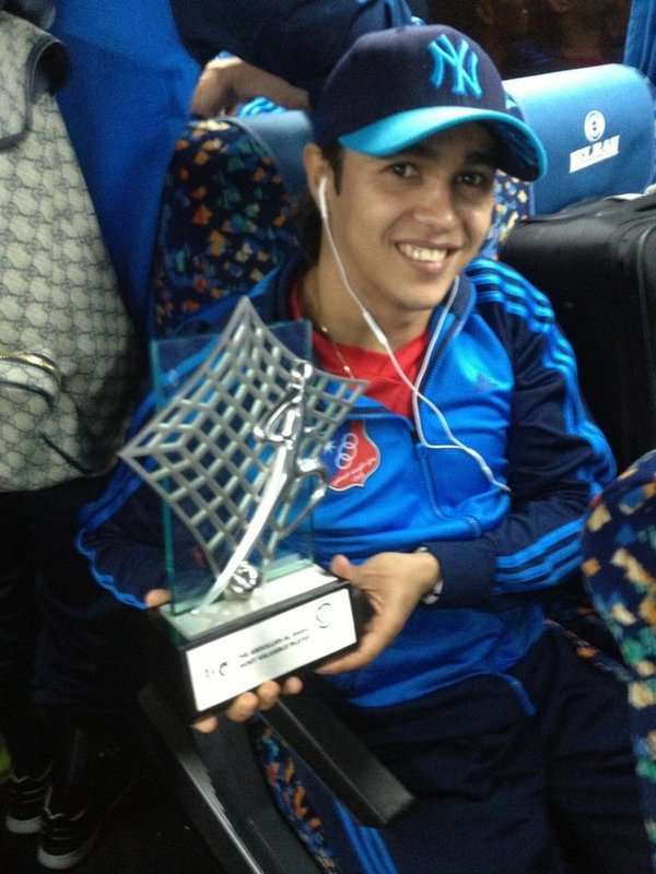 روجيريو يحمل جائزة أفضل لاعب في البطولة