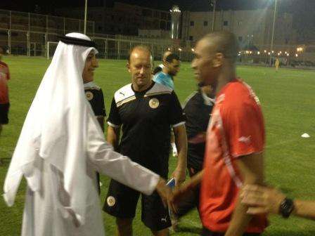  عبد الله المرزوقي يصافح رئيس اتحاد الكرة البحريني قبيل تدريب اليوم للمنتخب البحريني