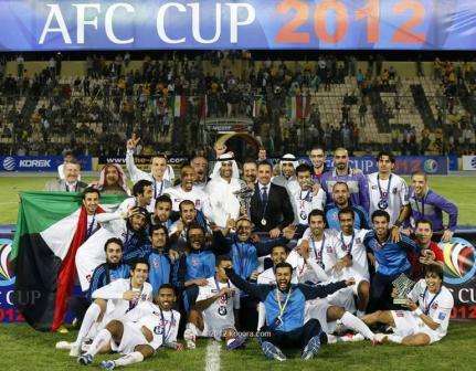 لاعبو الكويت يحتفلون بالتتويج بأس الاتحاد الآسيوي