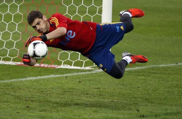 2012-10-15t180710z_1059015591_gm1e8ag05uw02_rtrmadp_3_soccer-world-spain_reuters