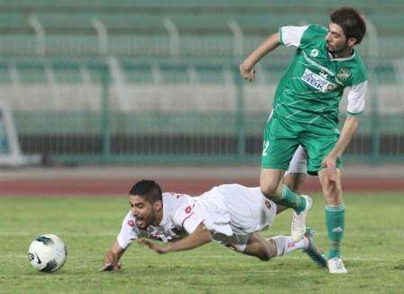 عبدالعزيز السليمي لاعب العربي يمنع عبدالهادي خميس مهاجم العربي من الوصول للكرة